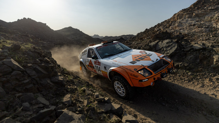 Rajd Dakar 2026: Trudny pierwszy etap i kłopoty Polaków w Dakar Classic